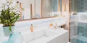 Decoração de Banheiro: Escolha entre minimalismo, cores vibrantes e elegância amadeirada