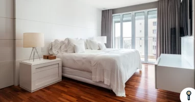 Taco de madeira volta às reformas: arquitetas explicam características, padrões e cuidados Taco de madeira volta as reformas