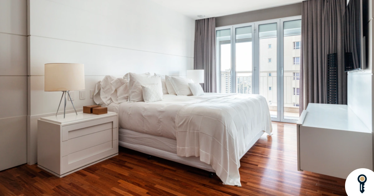 Taco de madeira volta às reformas: arquitetas explicam características, padrões e cuidados Taco de madeira volta as reformas