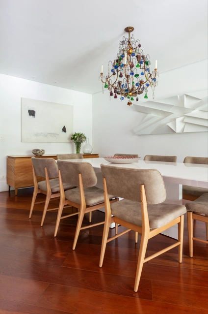 Taco de madeira volta às reformas: arquitetas explicam características, padrões e cuidados Taco de madeira volta as reformas