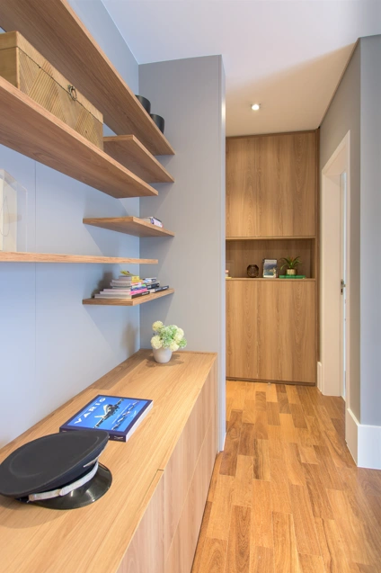 Taco de madeira volta às reformas: arquitetas explicam características, padrões e cuidados Taco de madeira volta as reformas